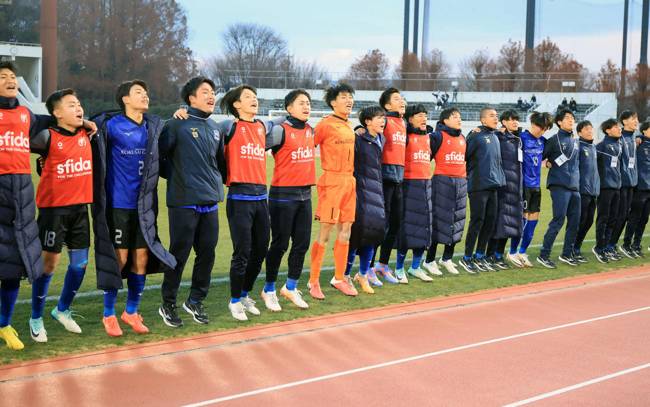 広島国際学院対静岡学園　PK戦を制してスタンドとジャンプしながら歌う広島国際学院イレブン（撮影・浅見桂子）