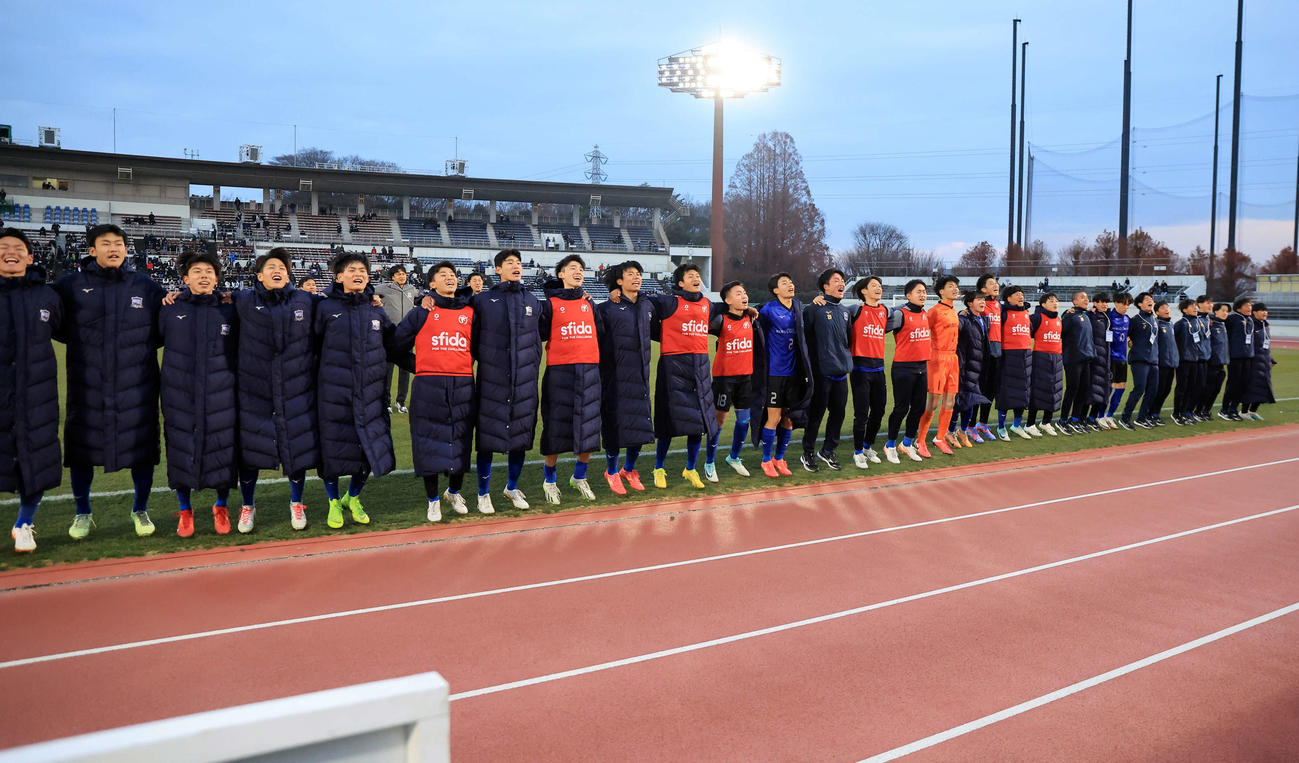 広島国際学院対静岡学園　PK戦を制してスタンドとジャンプしながら歌う広島国際学院イレブン（撮影・浅見桂子）
