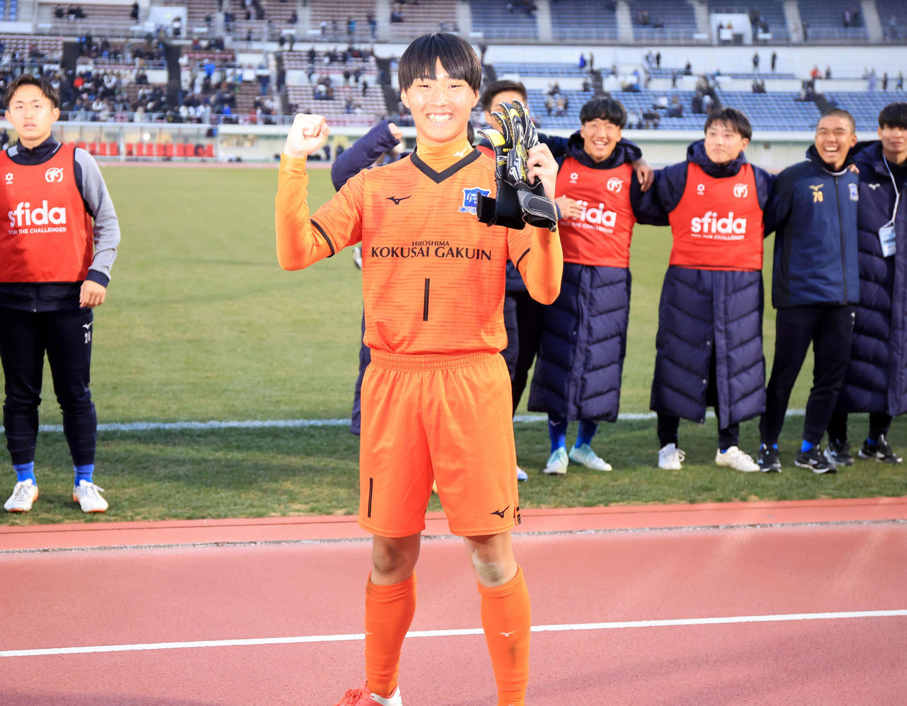 広島国際学院対静岡学園　PK戦を制してガッツポーズする広島国際学院GK片渕（撮影・浅見桂子）