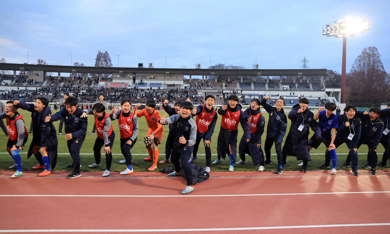 広島国際学院対静岡学園　PK戦を制してスタンドに雄たけびを上げる広島国際学院イレブン（撮影・浅見桂子）