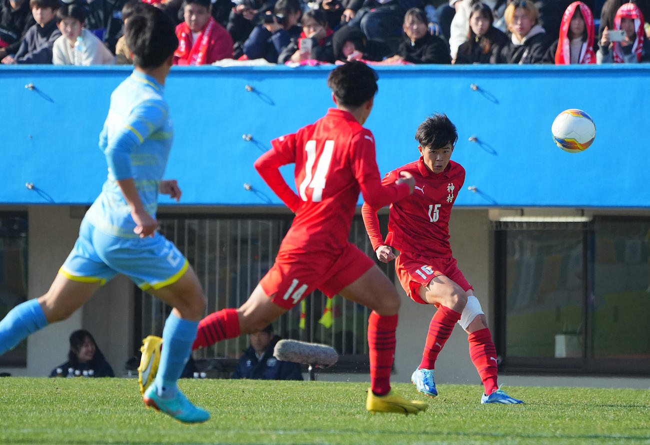 神村学園対松本国際　後半、クロスを上げる神村学園・吉永（右）（撮影・垰建太）