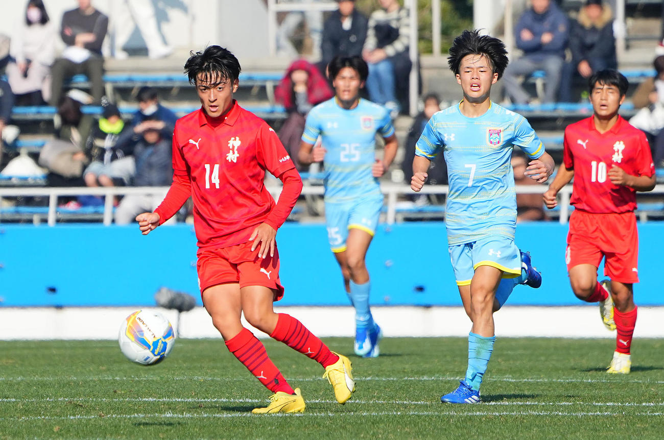 神村学園対松本国際　前半、サイドへスルーパスを出す神村学園・名和田（左）（撮影・垰建太）