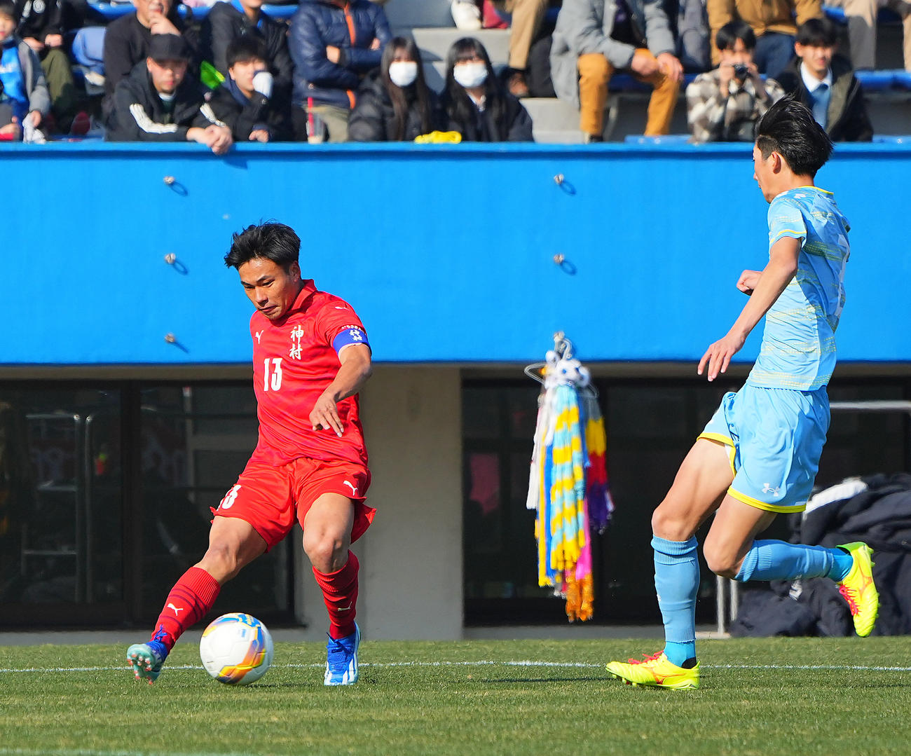 神村学園対松本国際　前半、名和田のゴールをアシストする神村学園・西丸（撮影・垰建太）