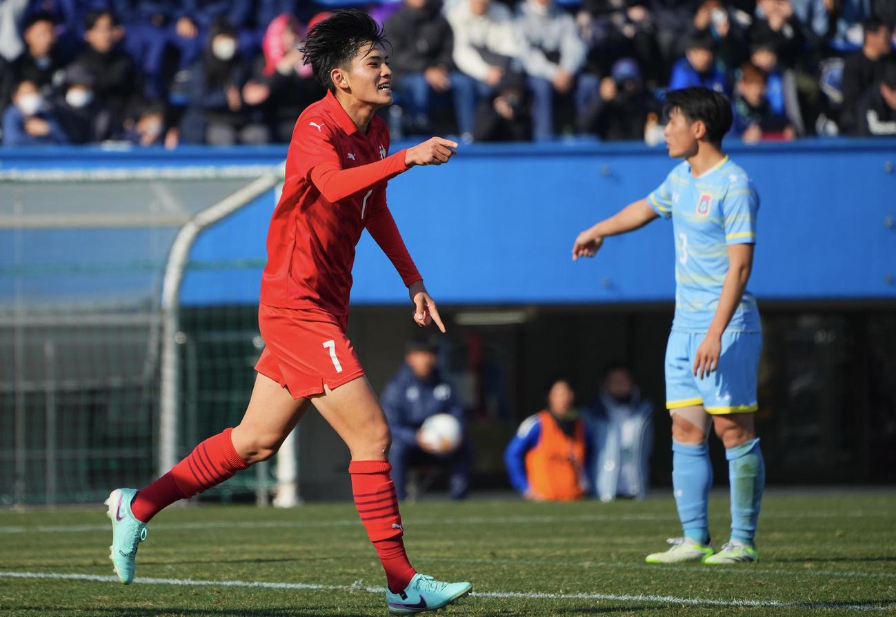 全国高校サッカー選手権大会　2回戦　神村学園対松本国際　前半、チーム2点目のゴールを決め喜ぶ神村学園・有馬（撮影・垰建太）