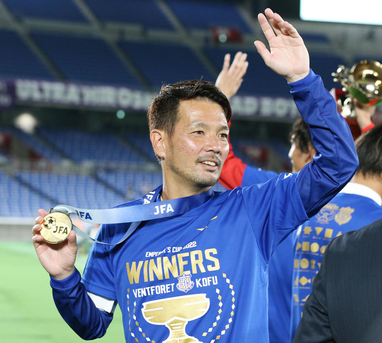 甲府対広島　天皇杯優勝メダルを手にサポーターに手を振る甲府山本（2022年10月16日撮影）