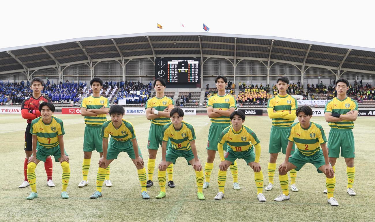 高校サッカー選手権3回戦の市船橋戦に臨む星稜の選手たち（共同）