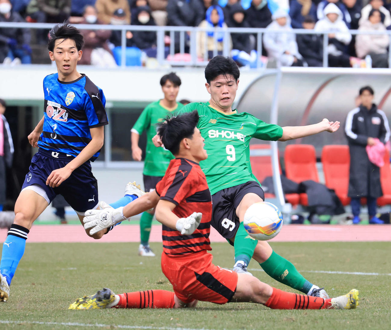 昌平対大津　前半、ゴールを決める昌平・小田（右）（撮影・浅見桂子）