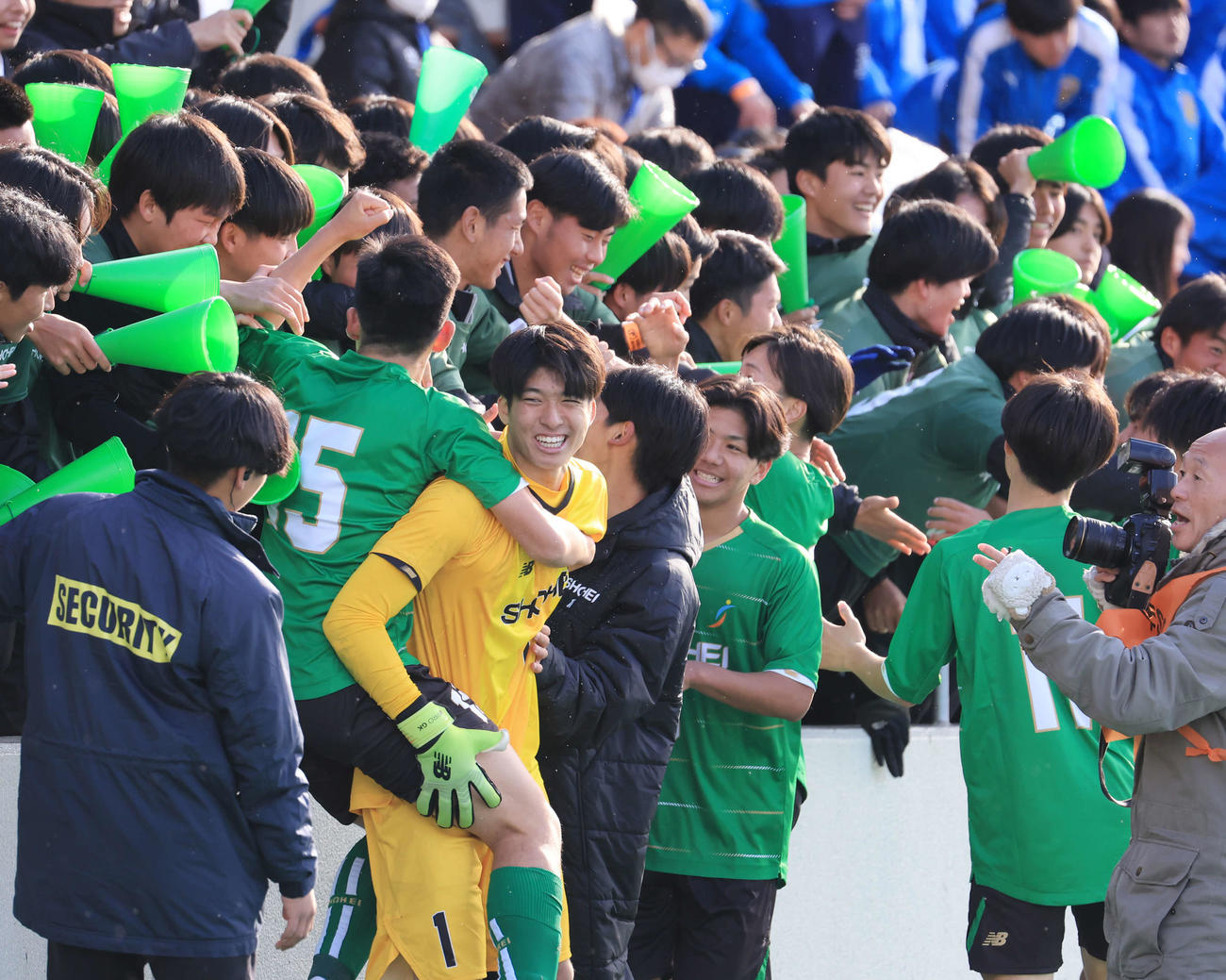 昌平対大津　PK戦を5－4で制し、GK佐々木智（中央）ら昌平イレブンはスタンドの応援団と喜び合う（撮影・浅見桂子）