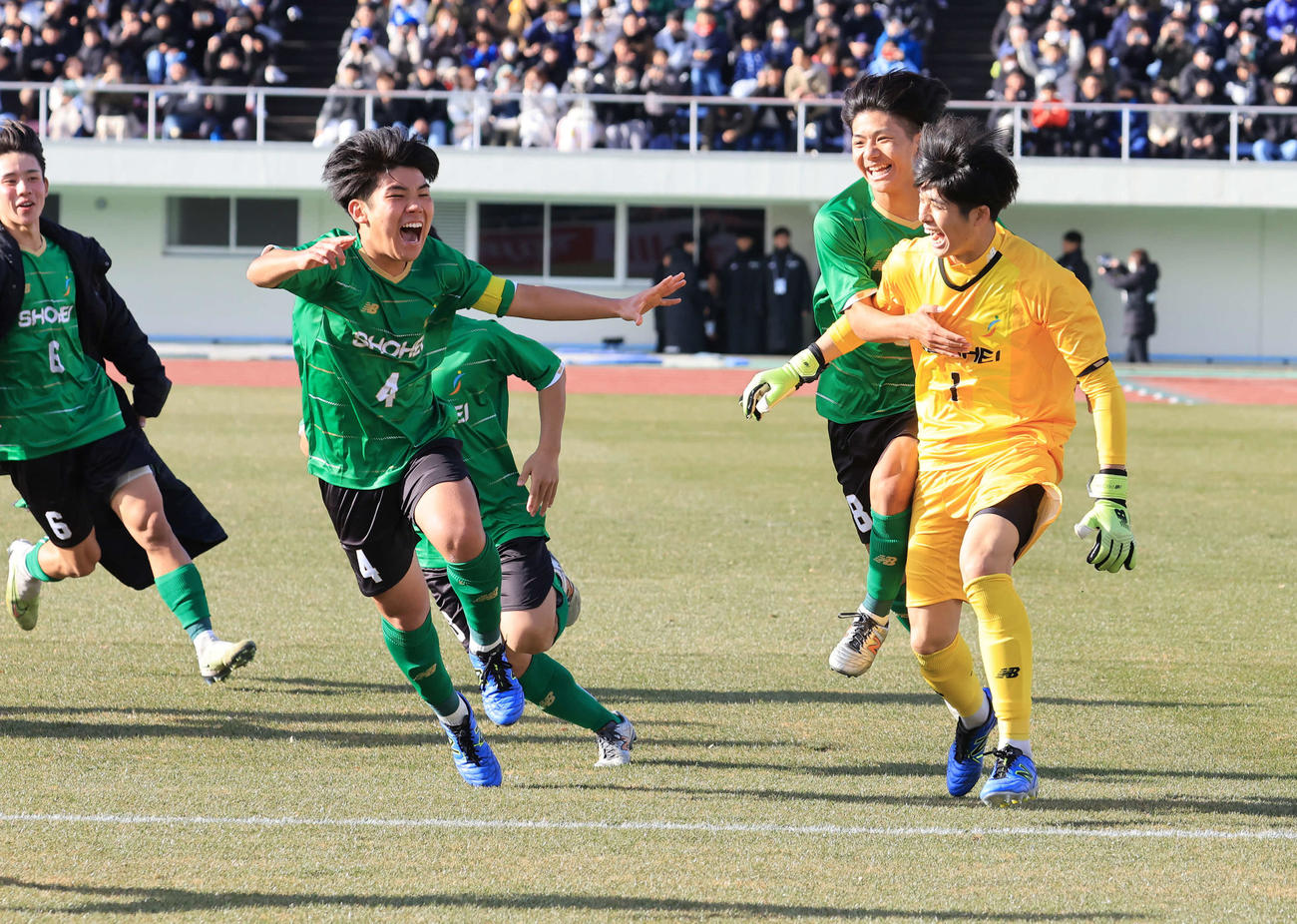 昌平対大津　PK戦を5－4で制し、GK佐々木智（右）らと大喜びで走りだす昌平イレブン（撮影・浅見桂子）