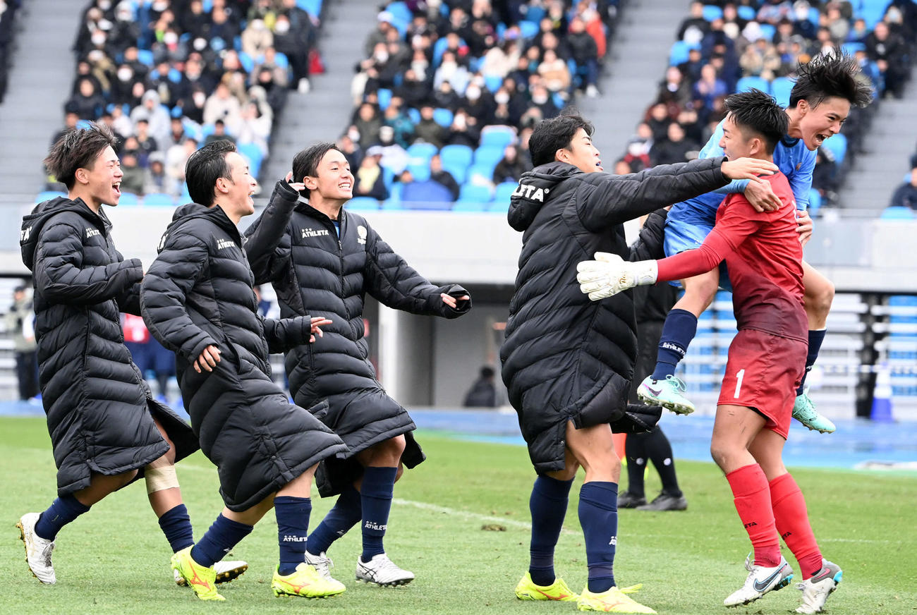 明秀学園日立対近江　PK戦の末明秀学園日立に勝利し喜ぶ近江イレブン（撮影・たえ見朱実）