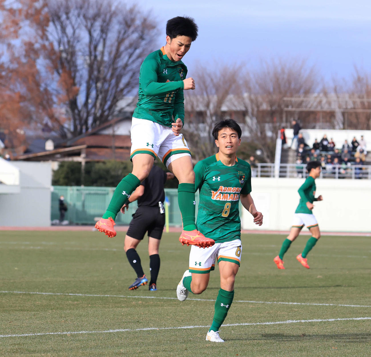 青森山田対広島国際学院　前半、先制ゴールを決めジャンプして喜ぶ青森山田・米谷（撮影・浅見桂子）