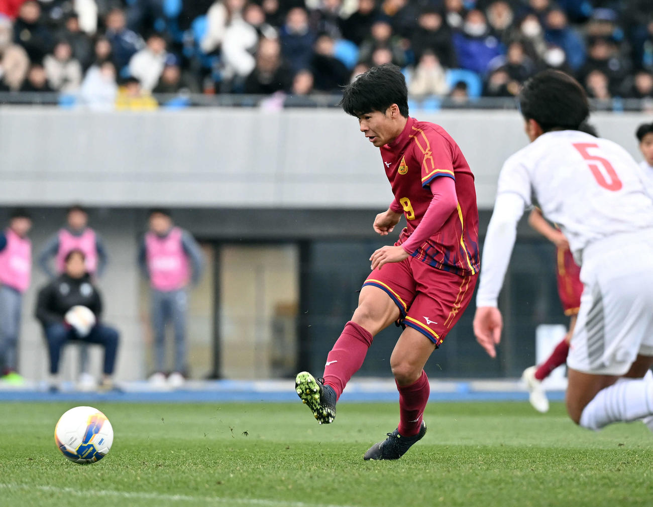 神村学園対神戸弘陵　後半、シュートを放つ神戸弘陵・馬場（撮影・たえ見朱実）