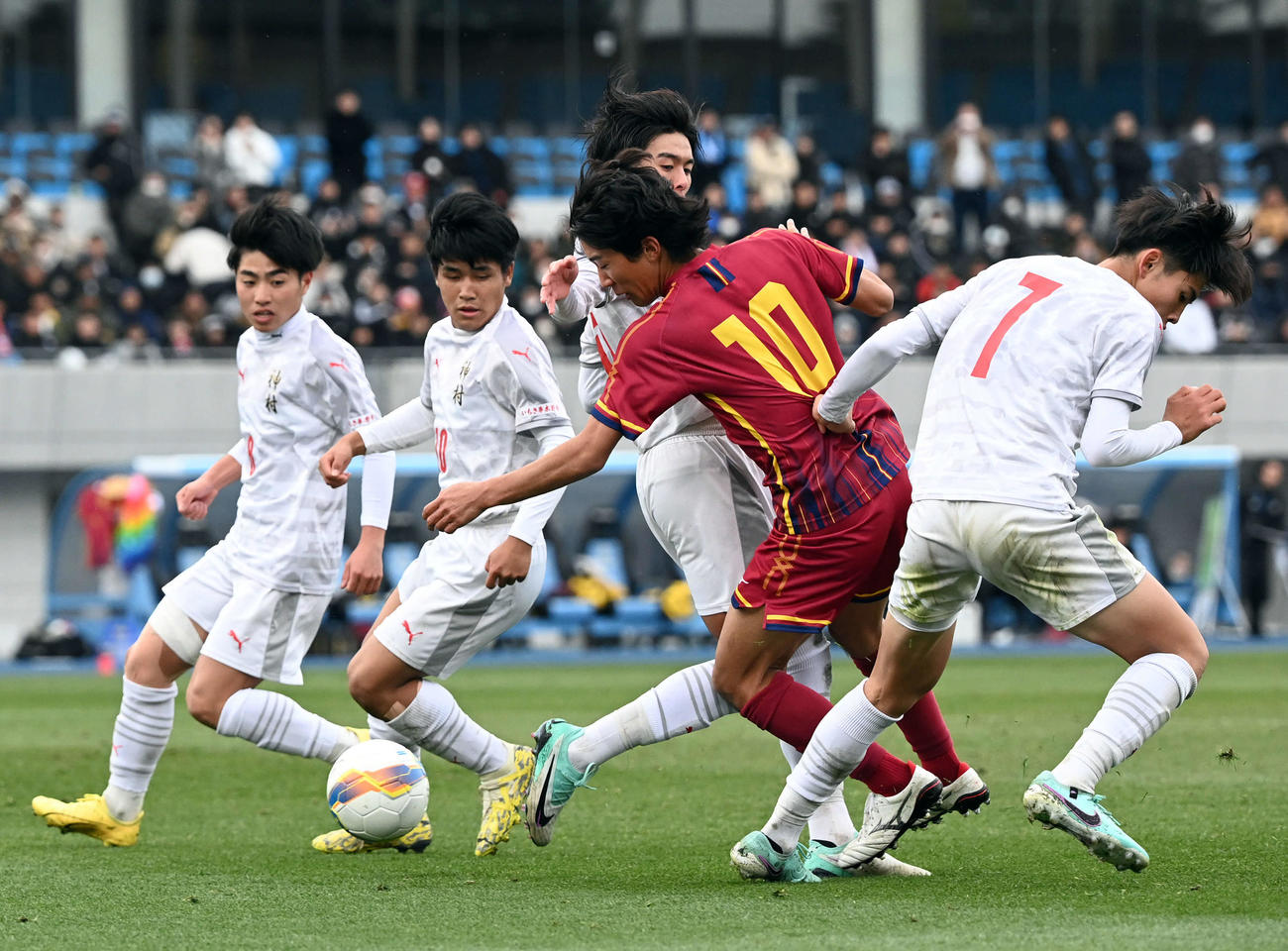 神村学園対神戸弘陵　後半、ゴール前で相手守備陣に囲まれる神戸弘陵・北藤（撮影・たえ見朱実）