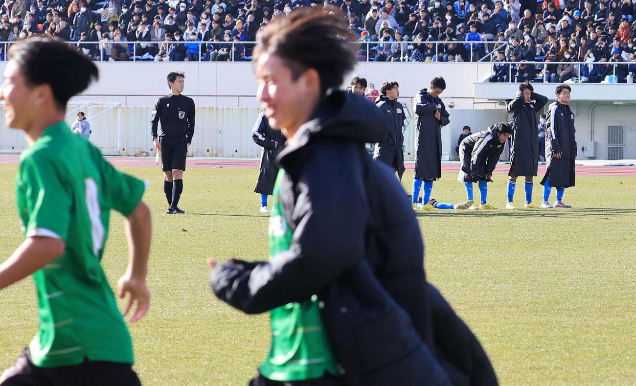 昌平対大津　PK戦で4－5で敗れ、喜ぶ昌平イレブン（手前）の奥でがっくりの大津イレブン（撮影・浅見桂子）