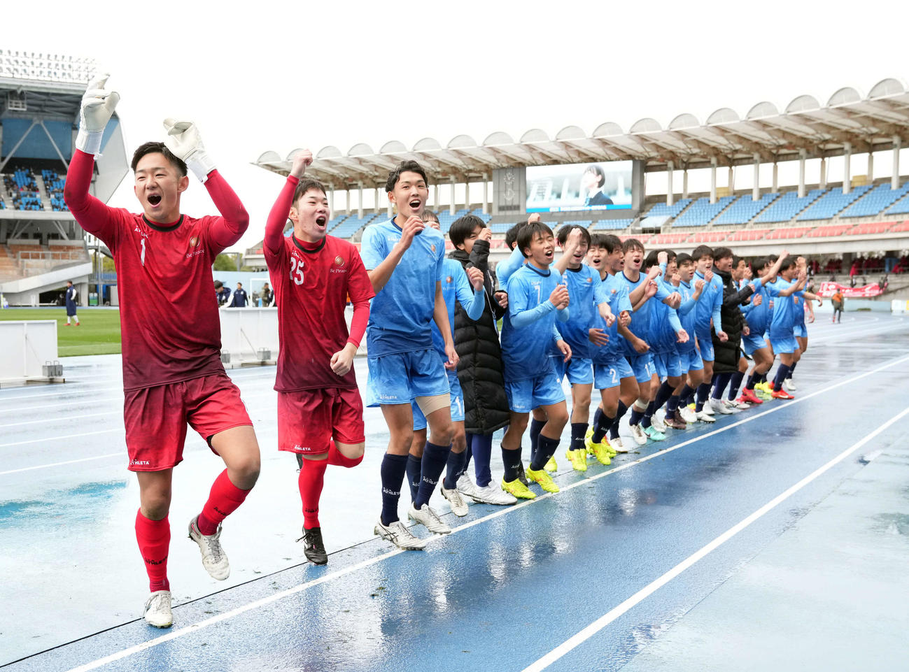 明秀学園日立対近江　明秀学園日立に勝利し応援団と歓喜のダンスを踊る近江イレブン（撮影・たえ見朱実）