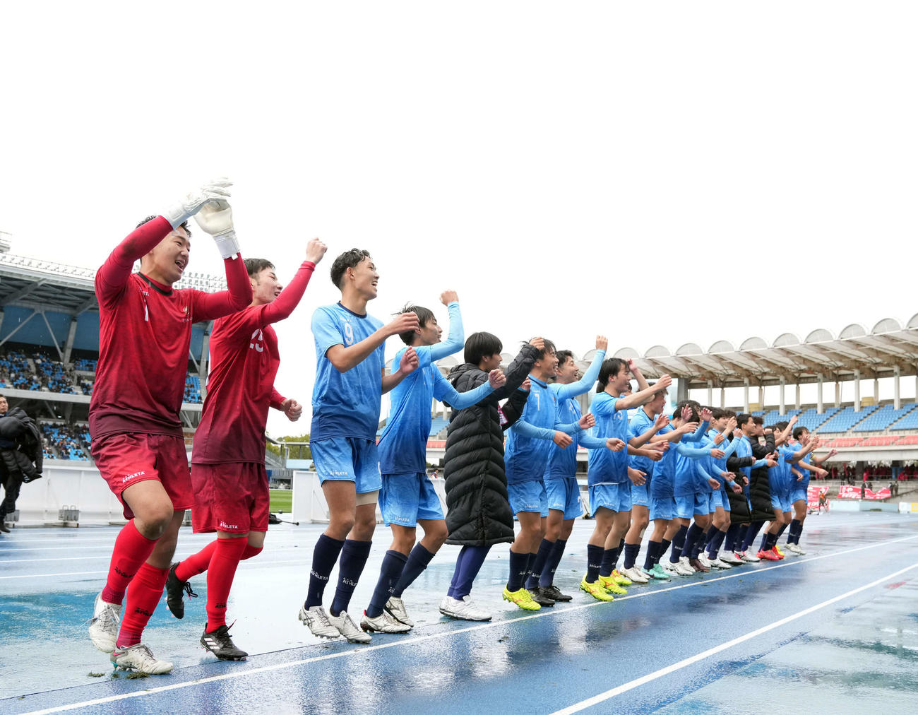 明秀学園日立対近江　明秀学園日立に勝利し応援団と歓喜のダンスを踊る近江イレブン（撮影・たえ見朱実）