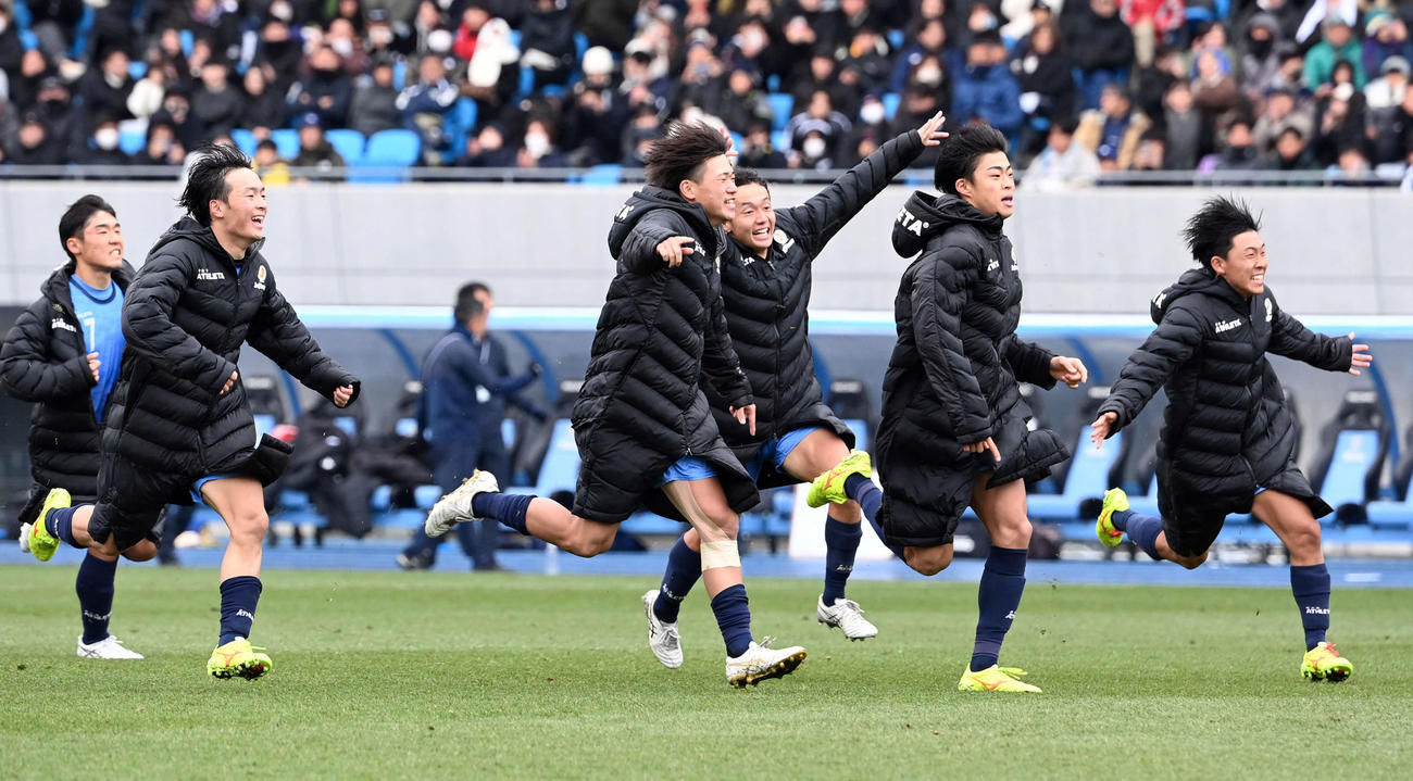 明秀学園日立対近江　PK戦の末明秀学園日立に勝利し喜ぶ近江イレブン（撮影・たえ見朱実）