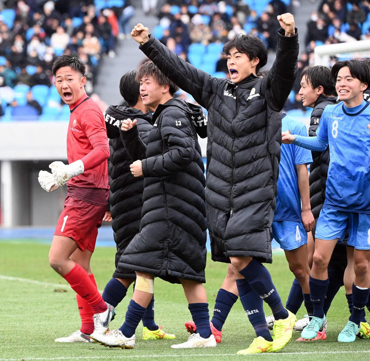 明秀学園日立対近江　PK戦の末、明秀学園日立に勝利し喜ぶ近江イレブン（撮影・たえ見朱実）