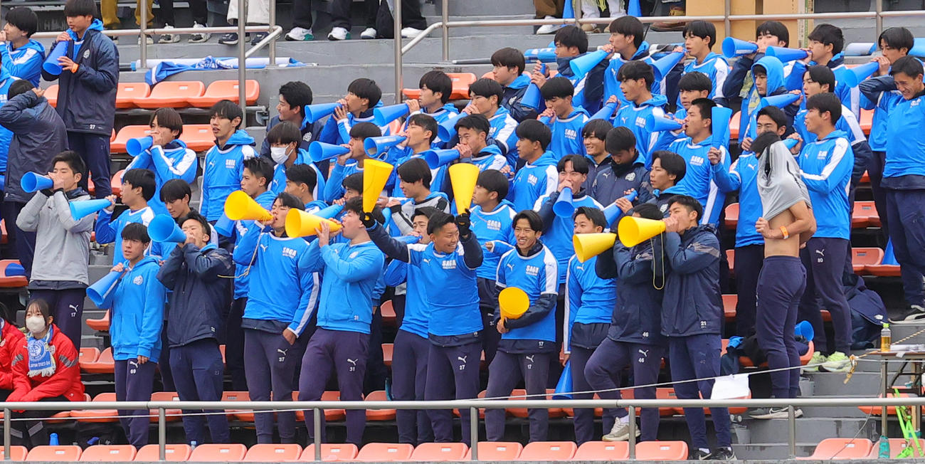 佐賀東対富山第一　試合前の富山第一の選手紹介で、かけ声をする佐賀東の応援席の選手た（撮影・野上伸悟）