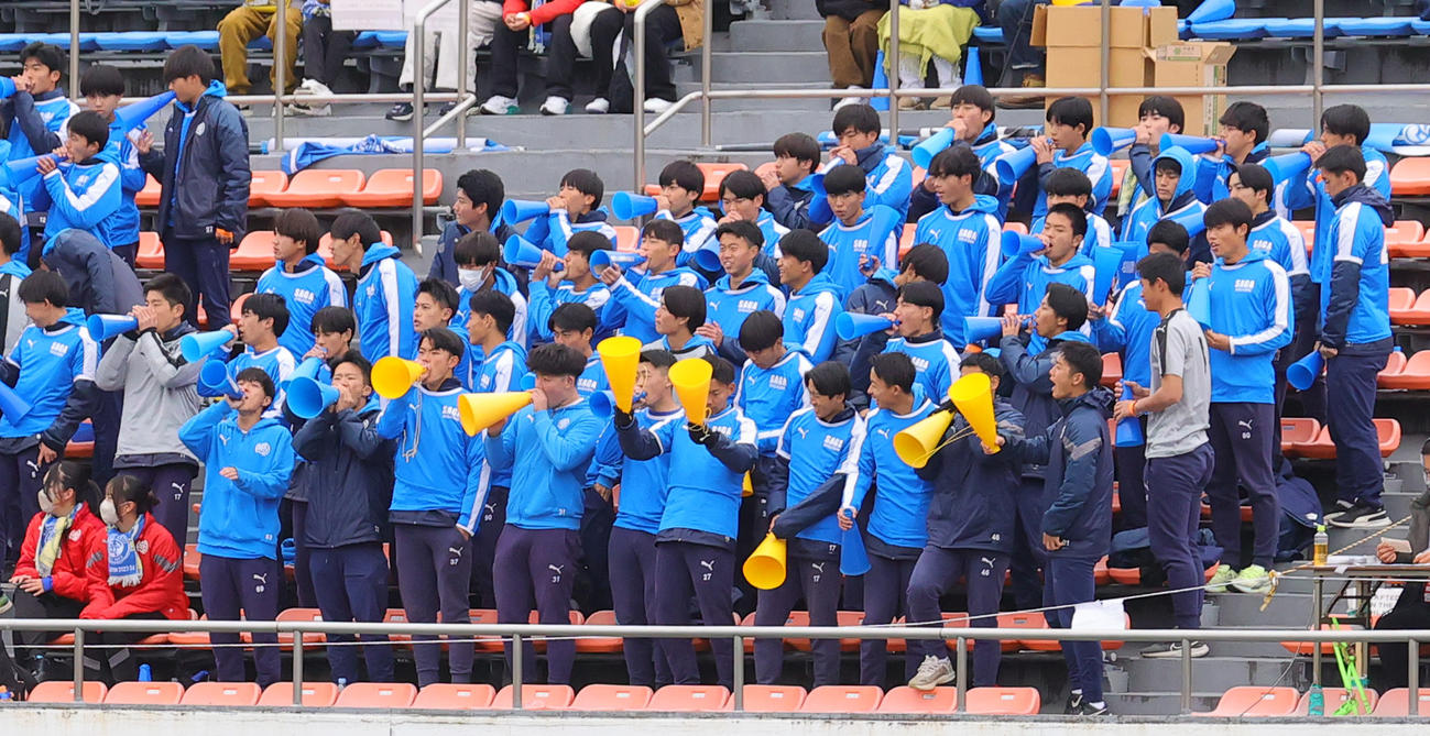 佐賀東対富山第一　試合前の富山第一の選手紹介で、かけ声をする佐賀東の応援席の選手た（撮影・野上伸悟）