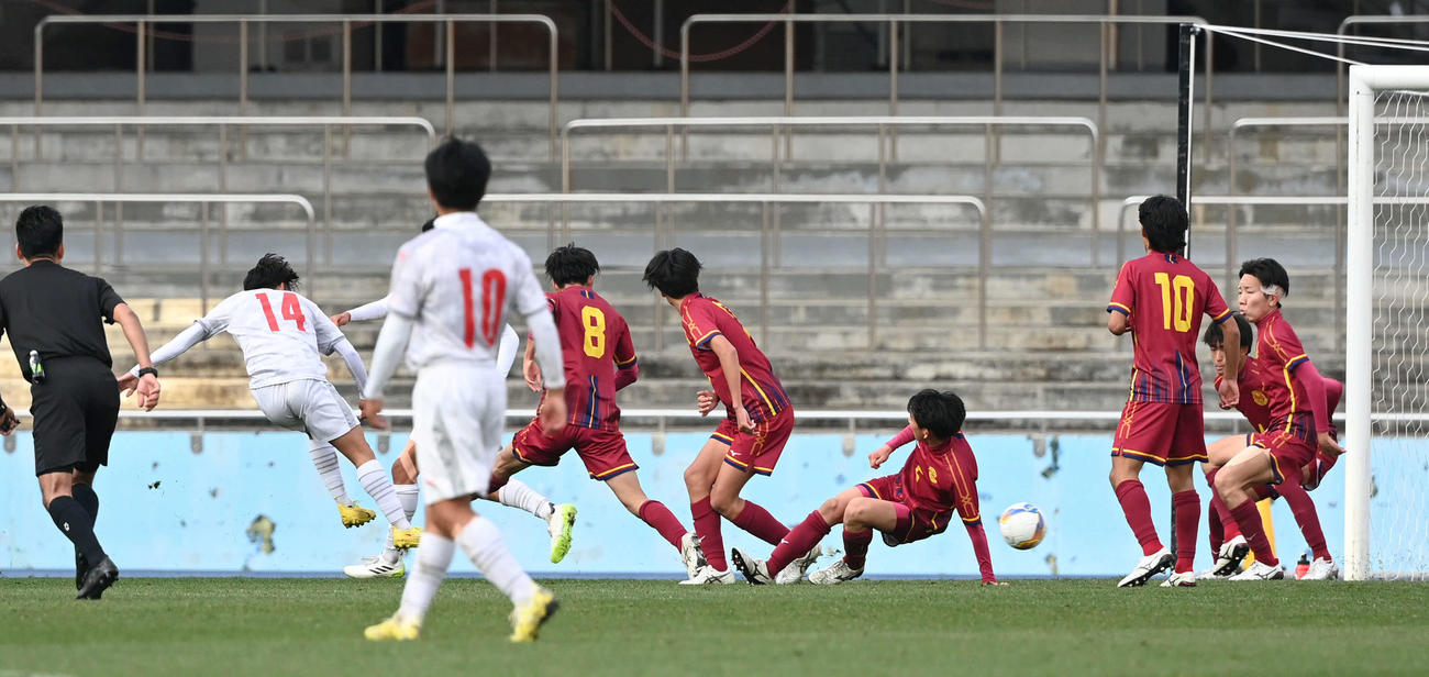 神村学園対神戸弘陵　後半、決勝ゴールを決める神村学園・名和田（左から2人目）（撮影・たえ見朱実）