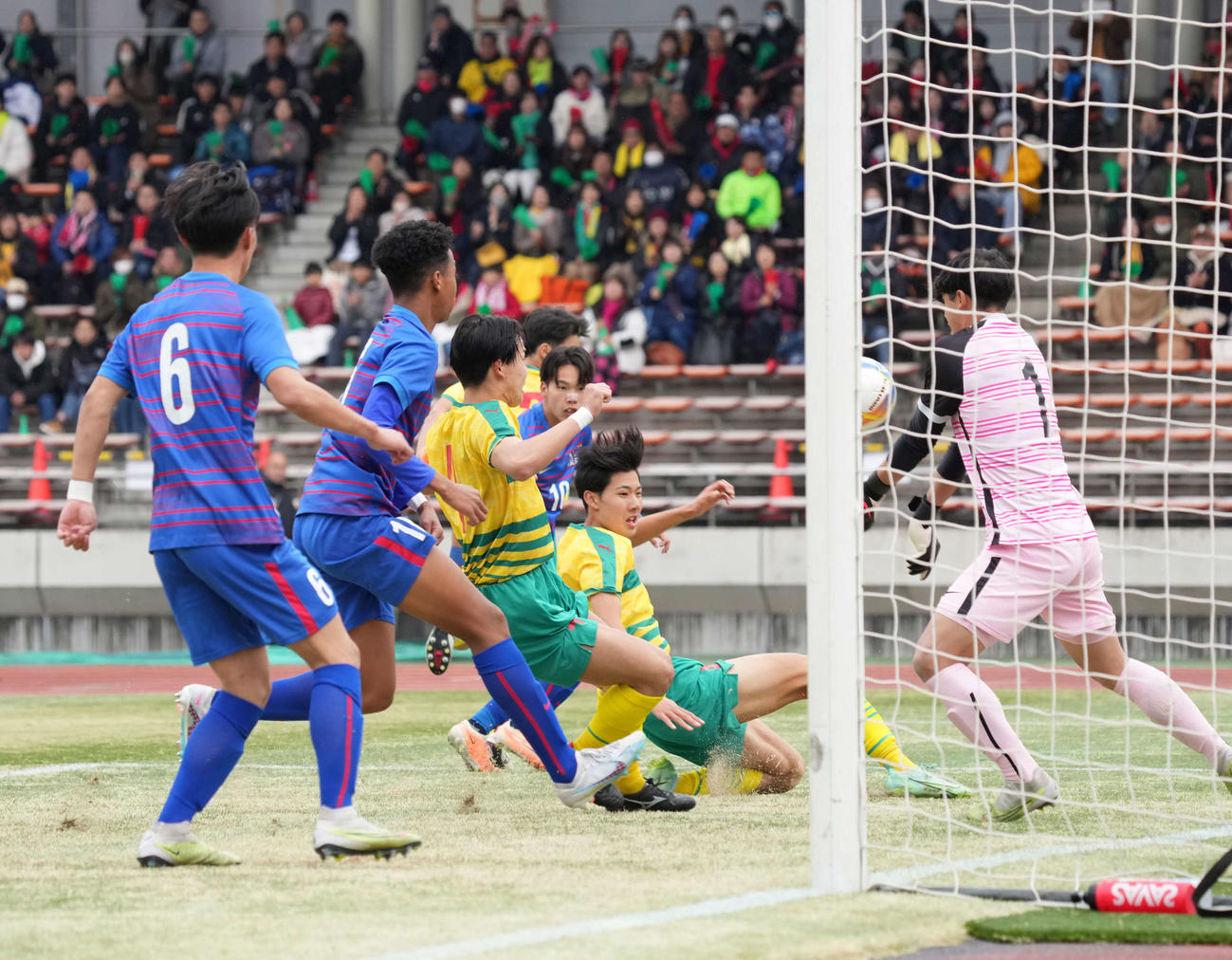 市船橋対星稜　後半、星稜・北方（中央）は浮き球に合わせるもゴールならず（撮影・小沢裕）