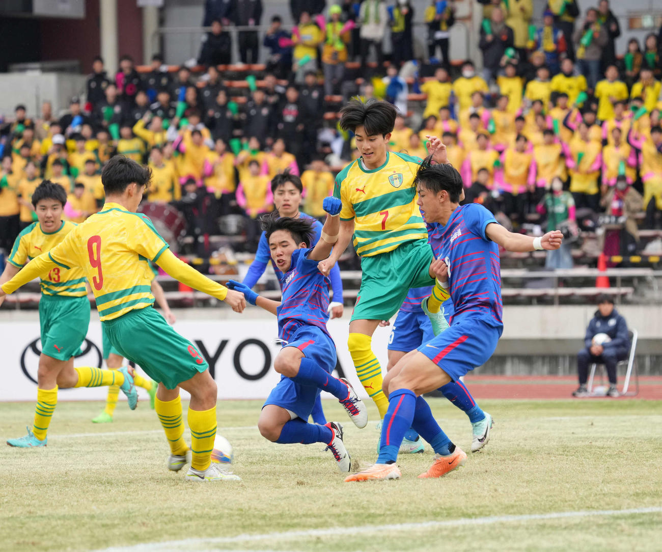 市船橋対星稜　後半、星稜・竹山（左）はシュートを放つもゴールならず（撮影・小沢裕）