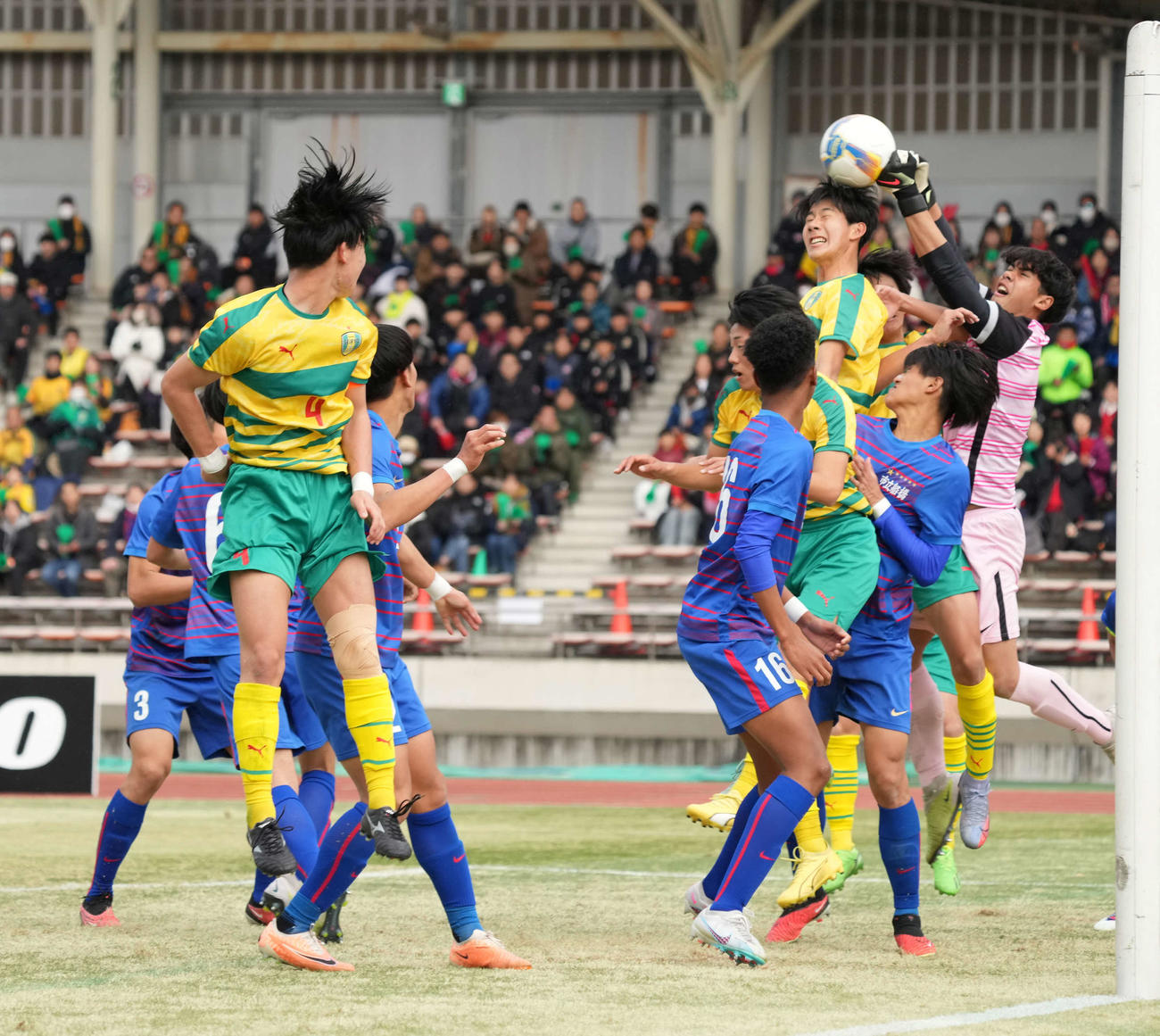 市船橋対星稜　後半、星稜・北方はコーナーキックからの浮き球を競り合うも市船橋GKニコラス（右）にセーブされる（撮影・小沢裕）