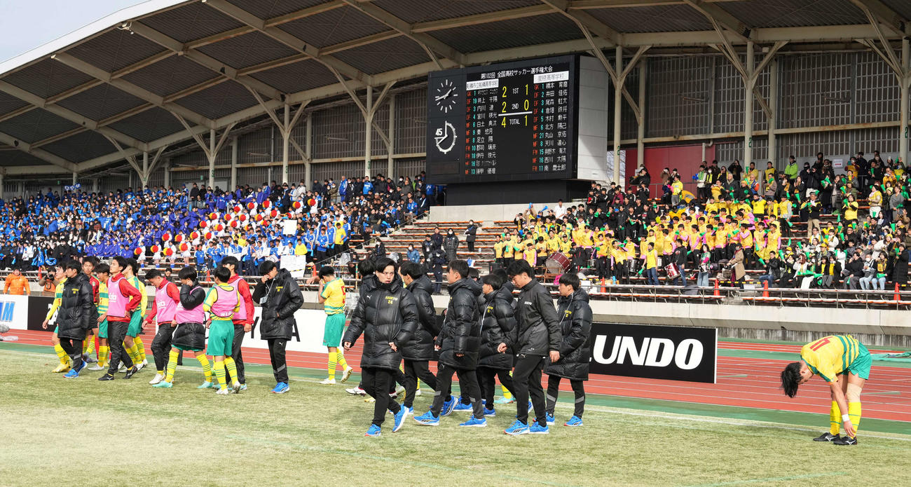 市船橋対星稜　3回戦で敗退し引き揚げる星稜イレブン（撮影・小沢裕）