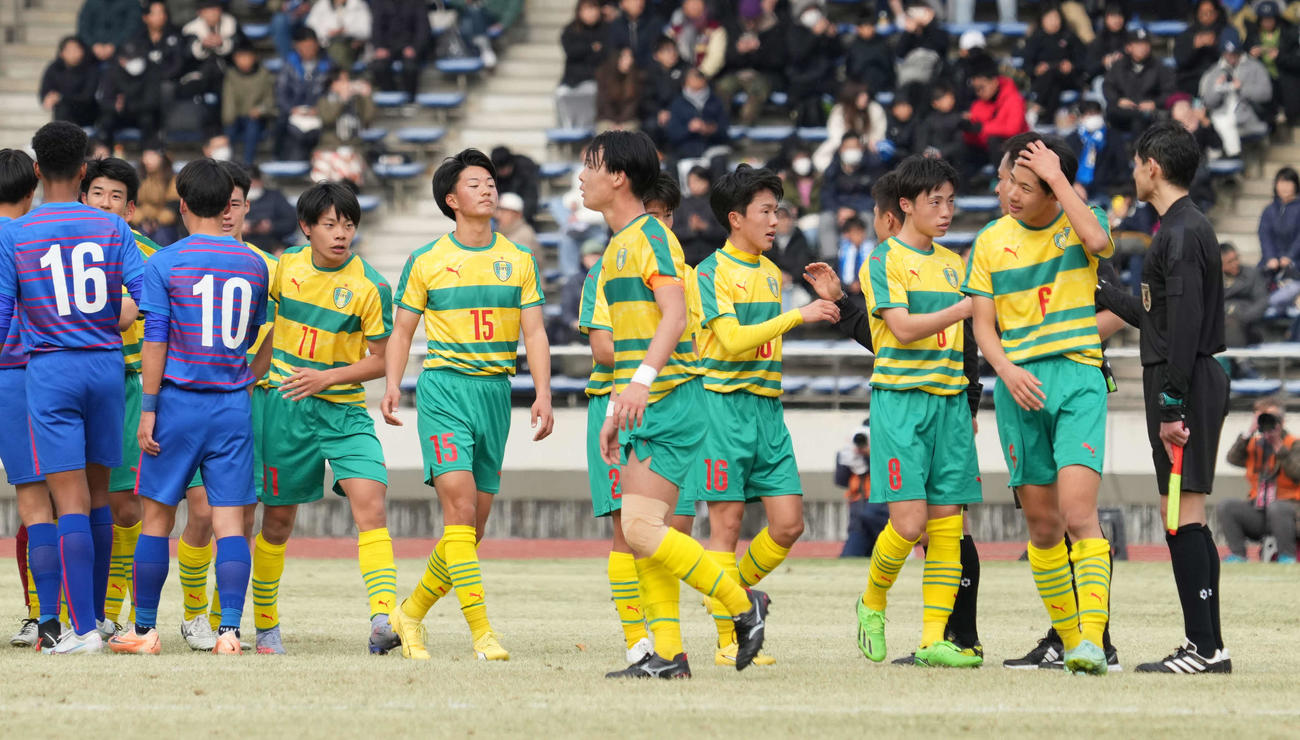 市船橋対星稜　市船橋対星稜　3回戦で敗退し引き揚げる星稜イレブン（撮影・小沢裕）