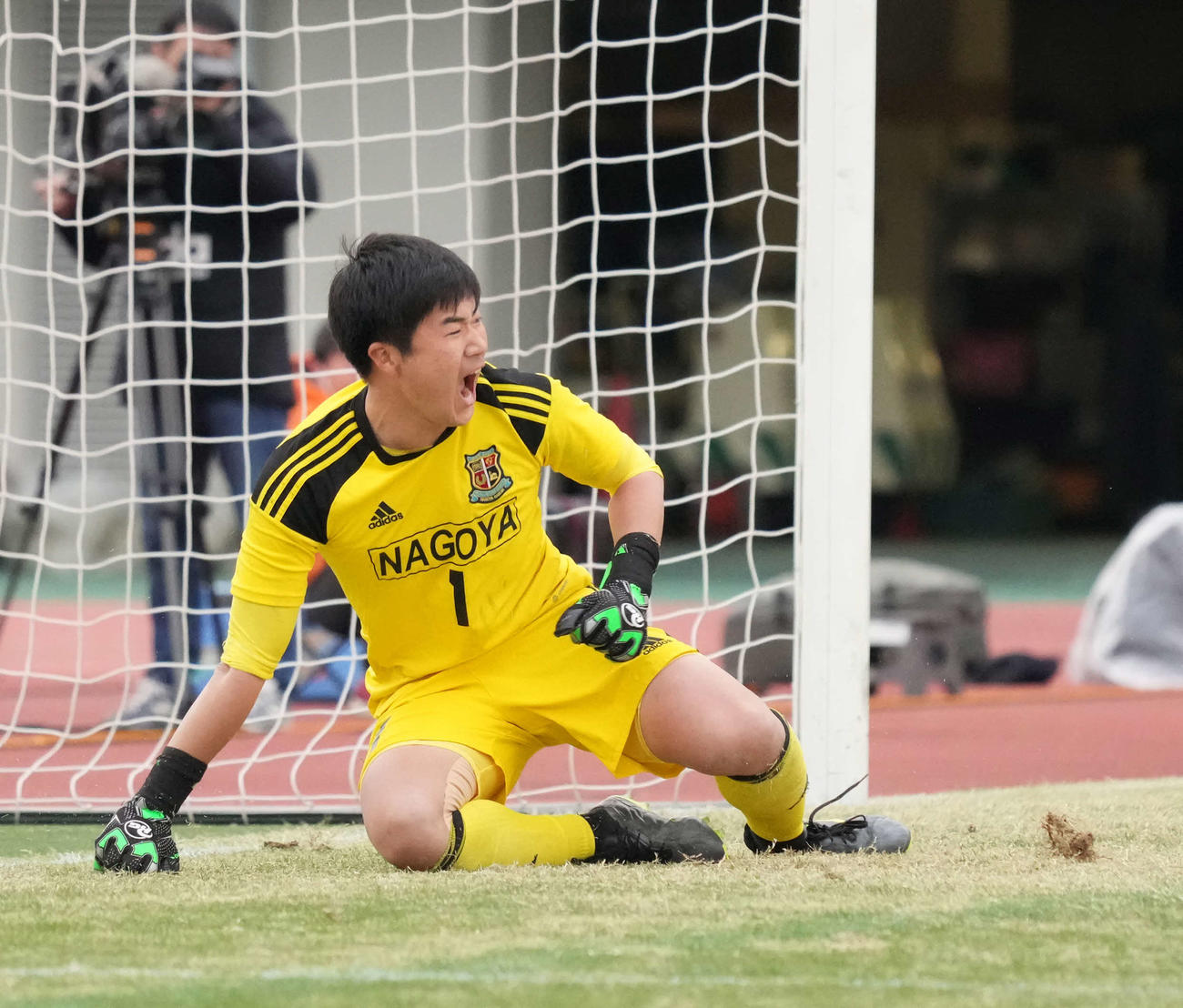岡山学芸館対名古屋　PK戦で5人目のキッカーを止め雄たけびを上げる名古屋GK小林（撮影・小沢裕）
