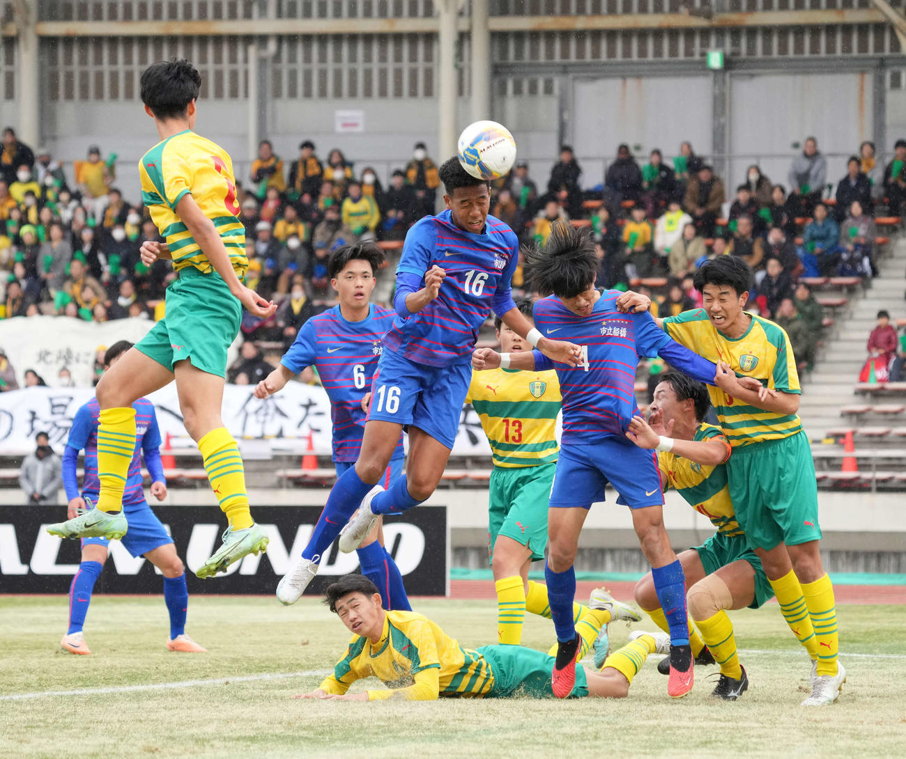 市船橋対星稜　前半、市船橋、岡部・タリクカナイ・颯斗（中央）は勝ち越しのゴールを奪う（撮影・小沢裕）
