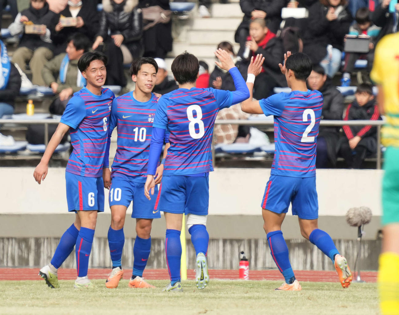 市船橋対星稜　後半、市船橋・郡司（左から2人目）はゴールを奪いイレブンの祝福を受ける（撮影・小沢裕）