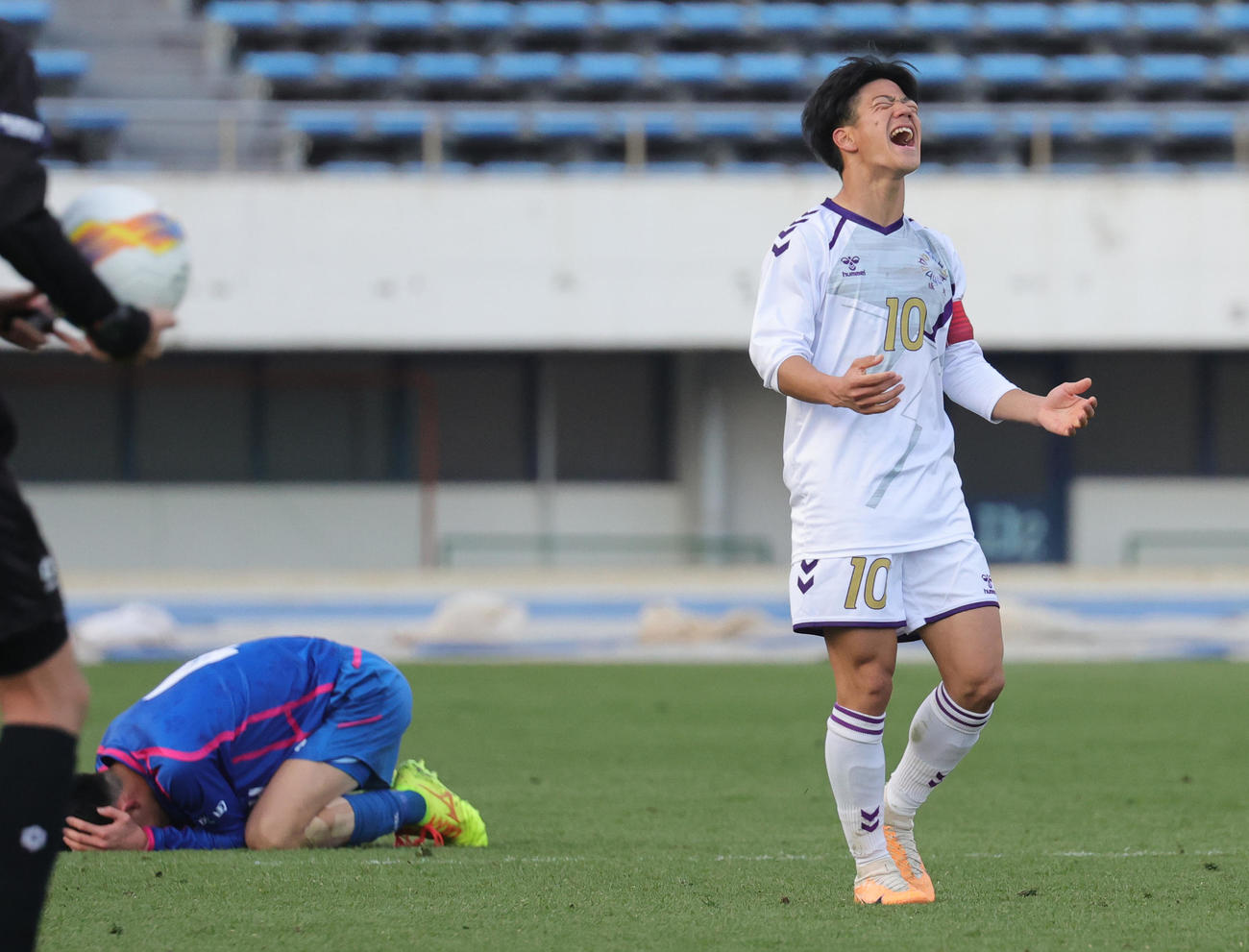 ノースアジア大明桜対堀越　準々決勝進出を決め喜ぶ堀越・中村主将（撮影・野上伸悟）