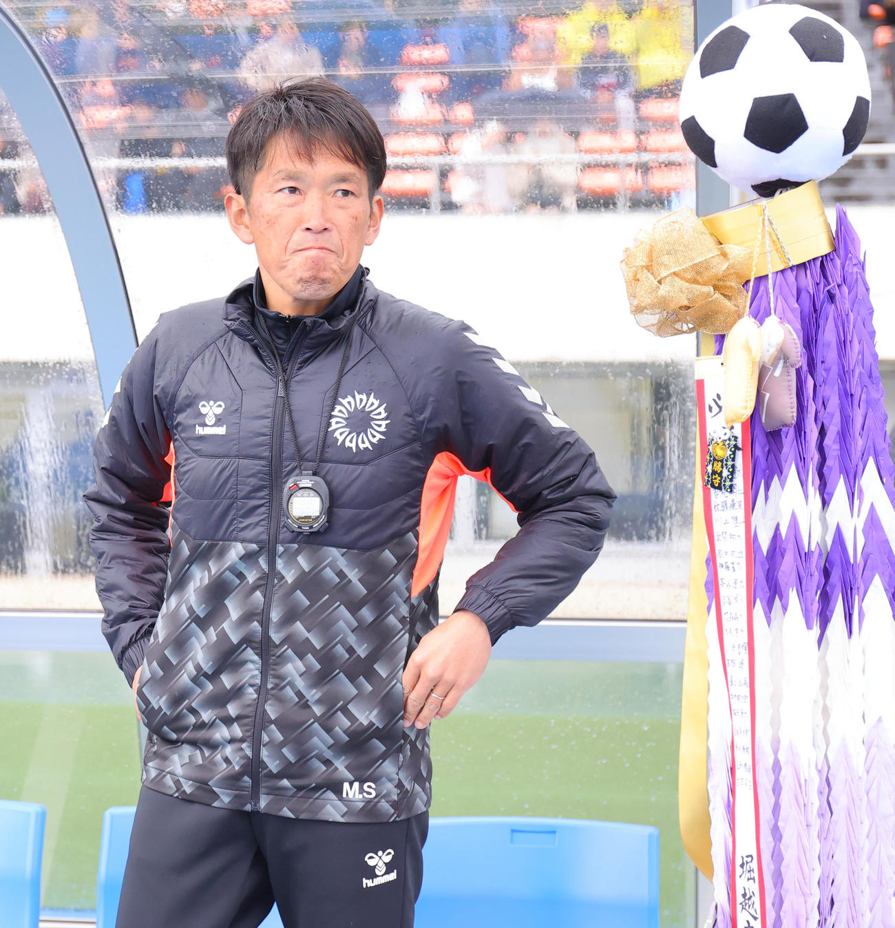 ノースアジア大明桜対堀越　ベンチに立つ堀越・佐藤監督（撮影・野上伸悟）
