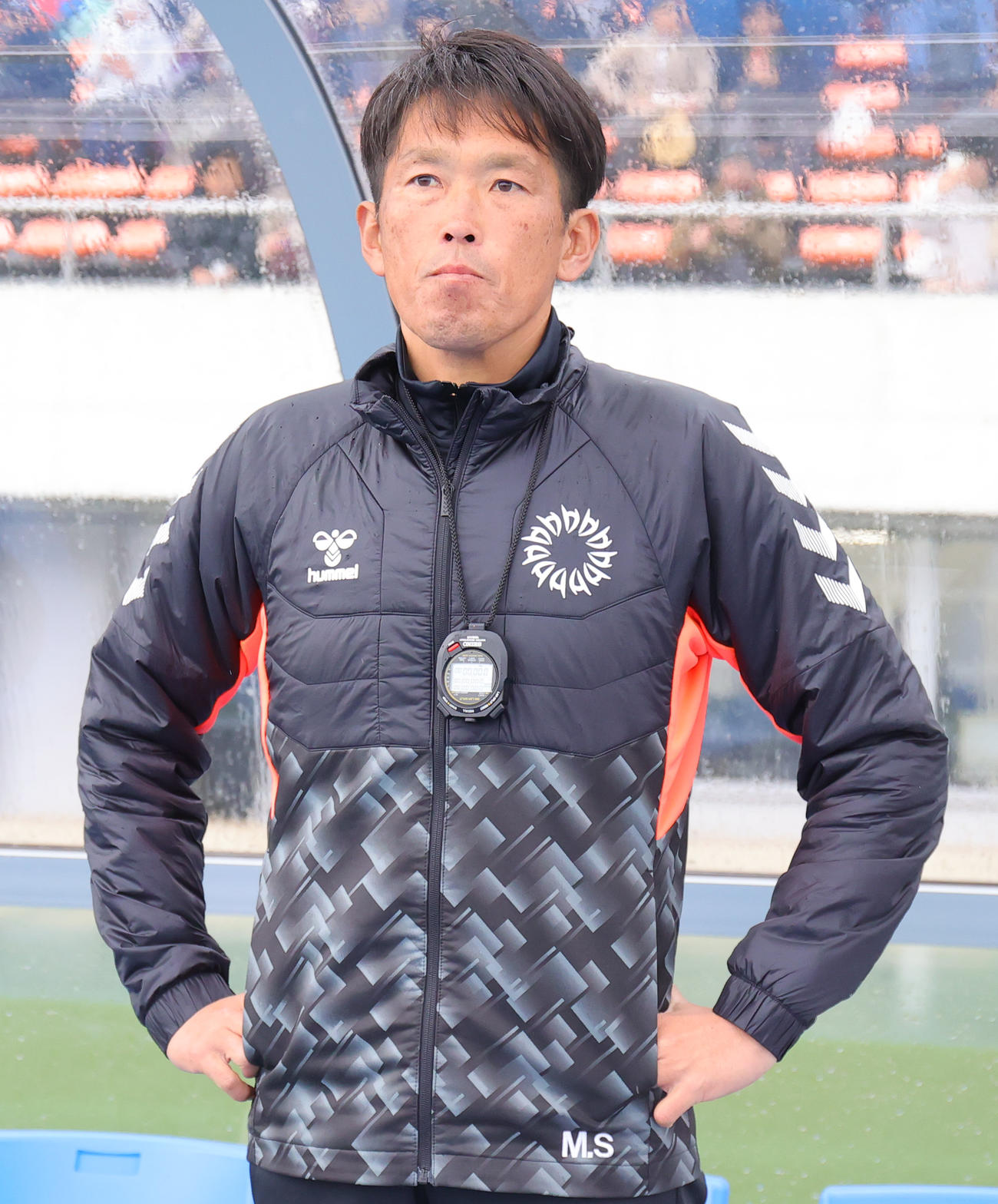ノースアジア大明桜対堀越　ベンチに立つ堀越・佐藤監督（撮影・野上伸悟）