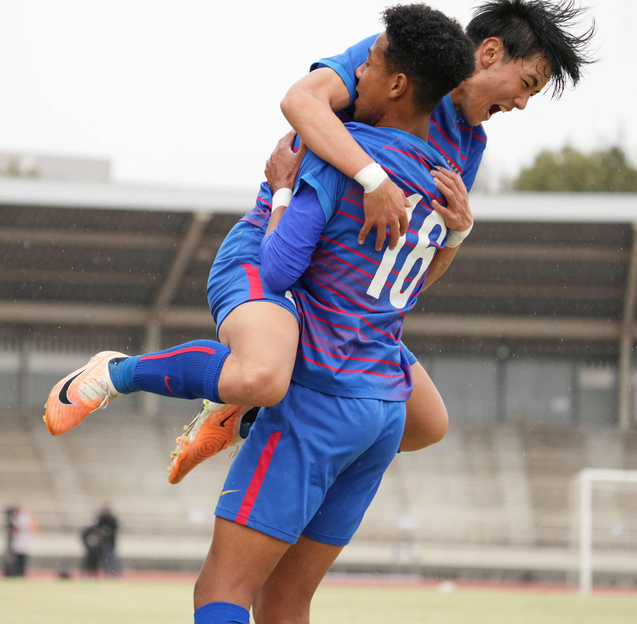 市船橋対星稜　前半、市船橋、岡部・タリクカナイ・颯斗（右）は勝ち越しのゴールを奪いイレブンの祝福を受ける（撮影・小沢裕）