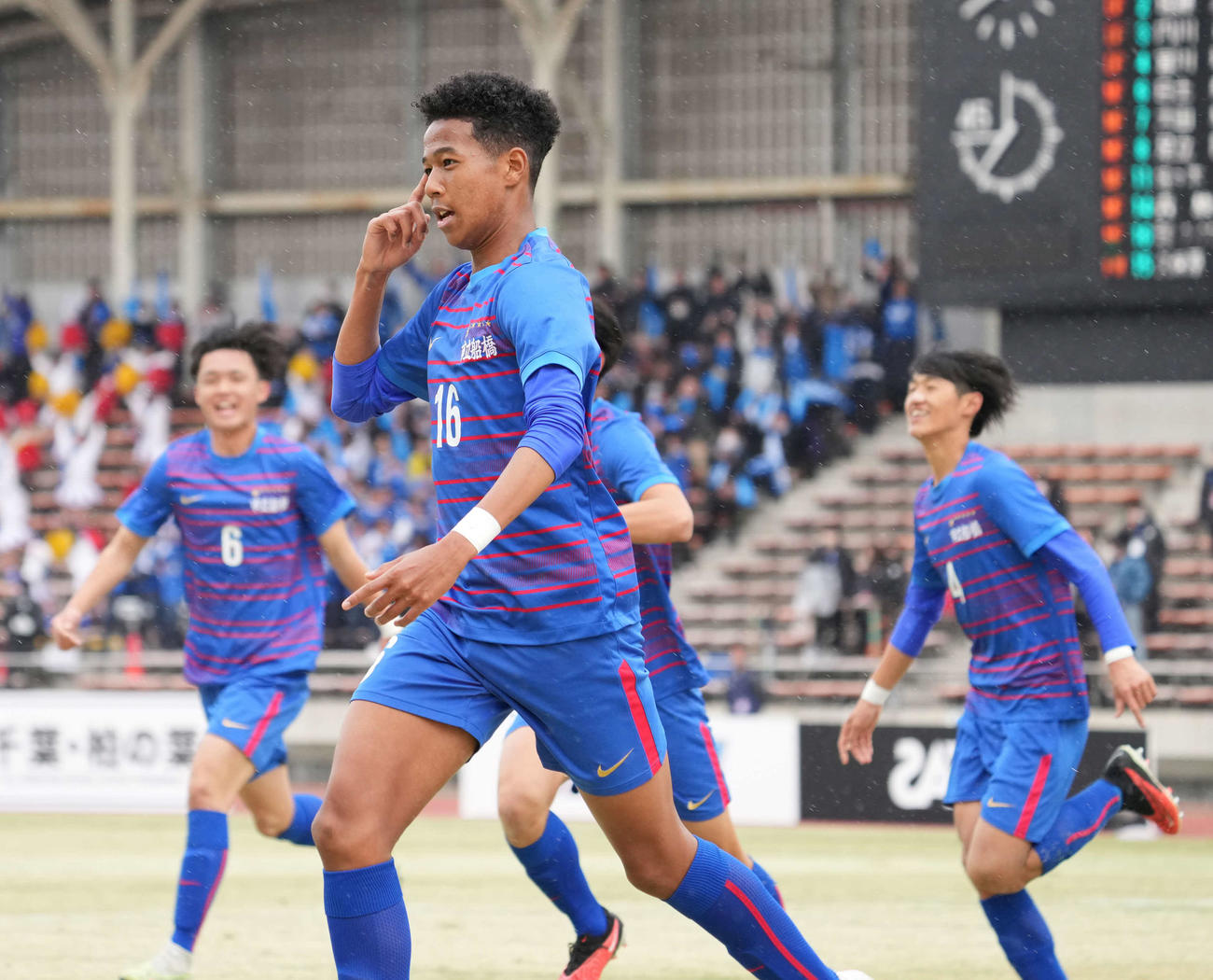 市船橋対星稜　前半、市船橋、岡部・タリクカナイ・颯斗（中央）は勝ち越しのゴールを奪う（撮影・小沢裕）