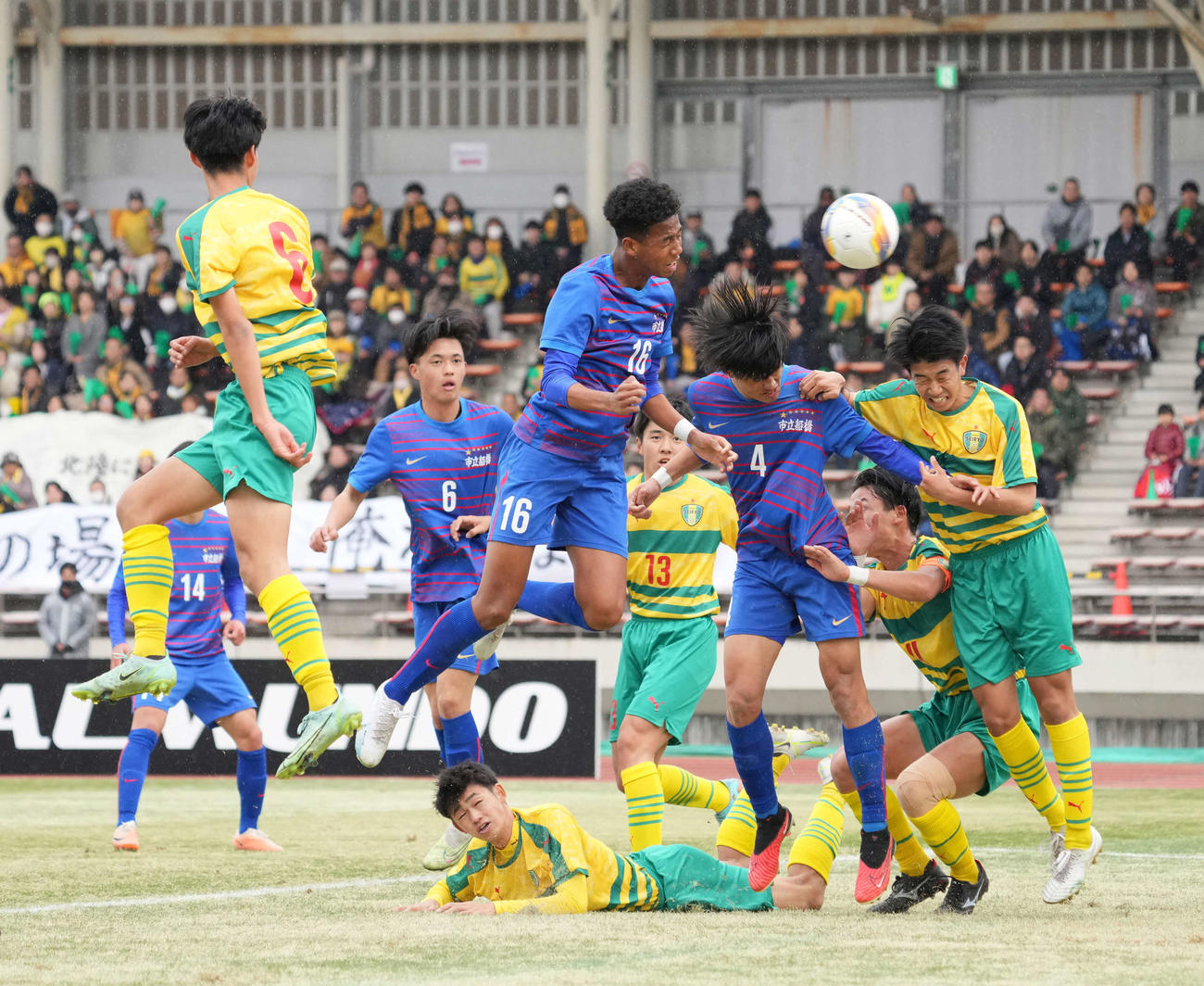 市船橋対星稜　前半、市船橋、岡部・タリクカナイ・颯斗（中央）は勝ち越しのゴールを奪う（撮影・小沢裕）