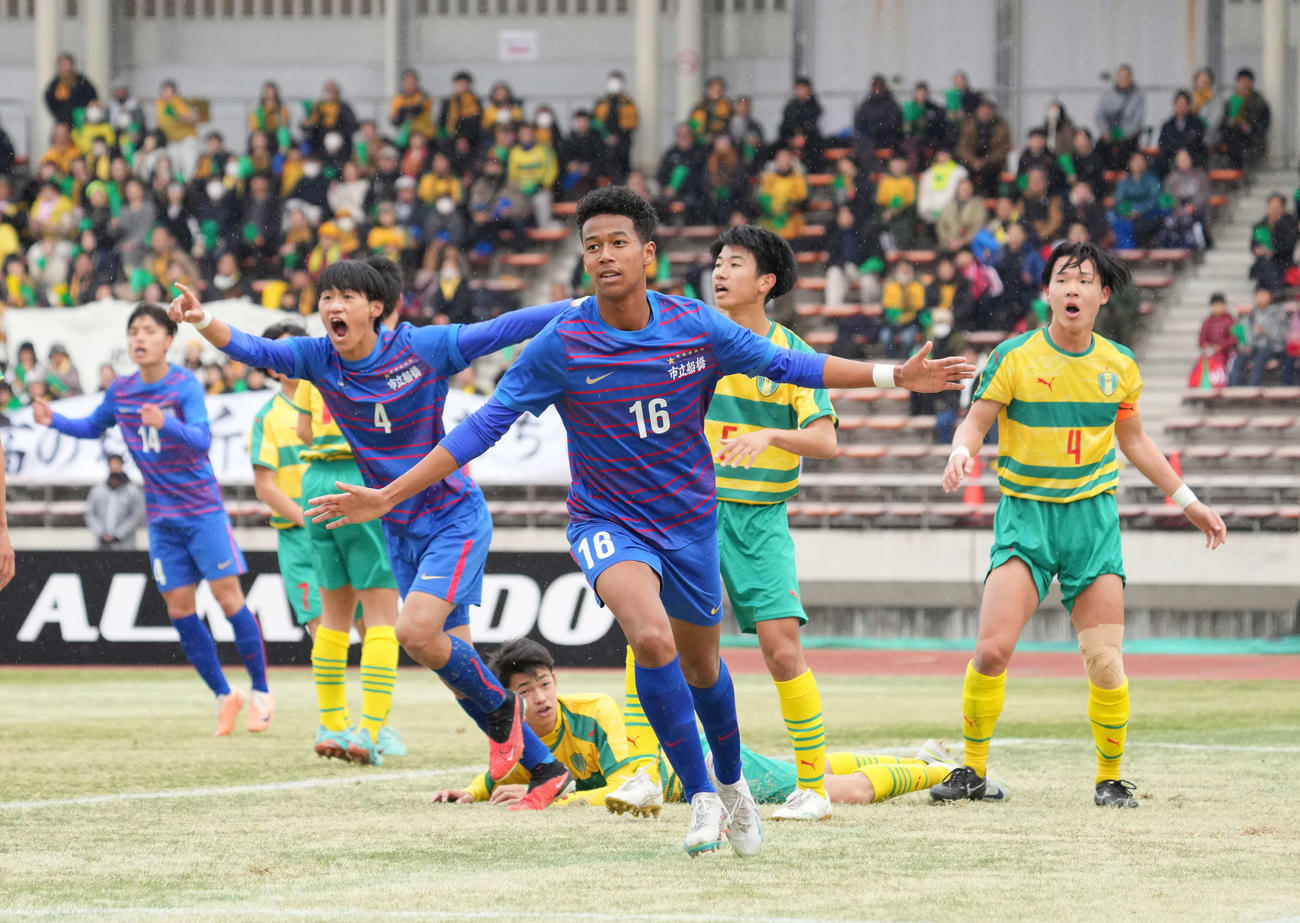 市船橋対星稜　前半、市船橋、岡部・タリクカナイ・颯斗（中央）は勝ち越しのゴールを奪う（撮影・小沢裕）
