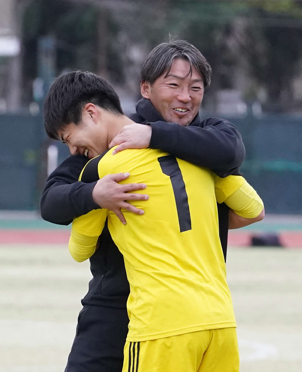 岡山学芸館対名古屋　PK戦でセーブし、準々決勝進出を決めた名古屋GK小林（手前）（撮影・小沢裕）