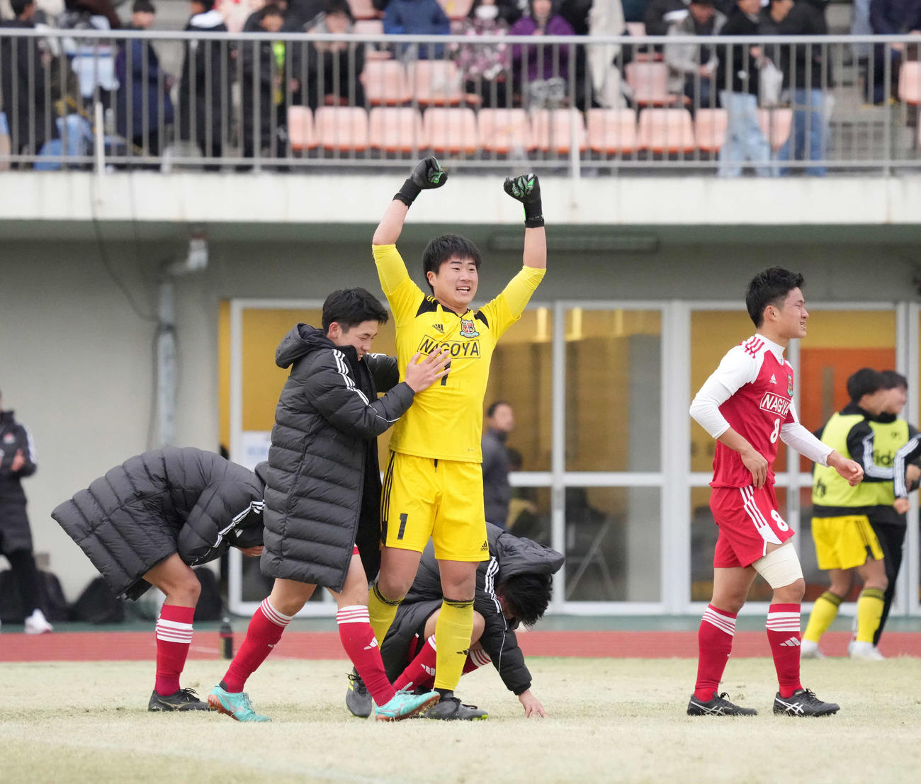 岡山学芸館対名古屋　PK戦で勝利しスタンドに向かってガッツポーズする名古屋GK小林（中央）（撮影・小沢裕）