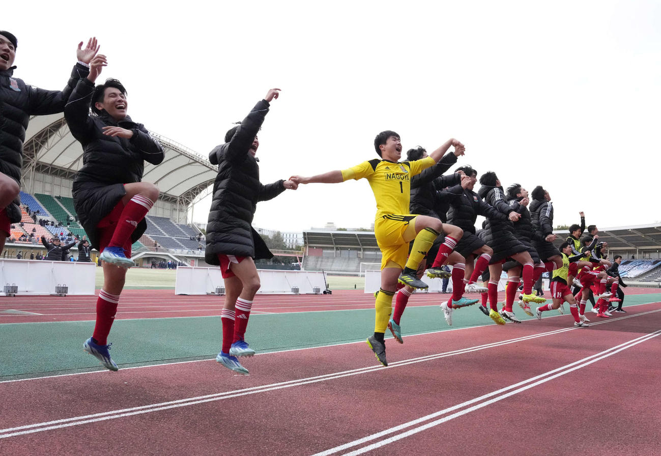 岡山学芸館対名古屋　PK戦を制し準々決勝進出を果たし歓喜に沸くGK小林（中央）ら名古屋イレブン（撮影・小沢裕）