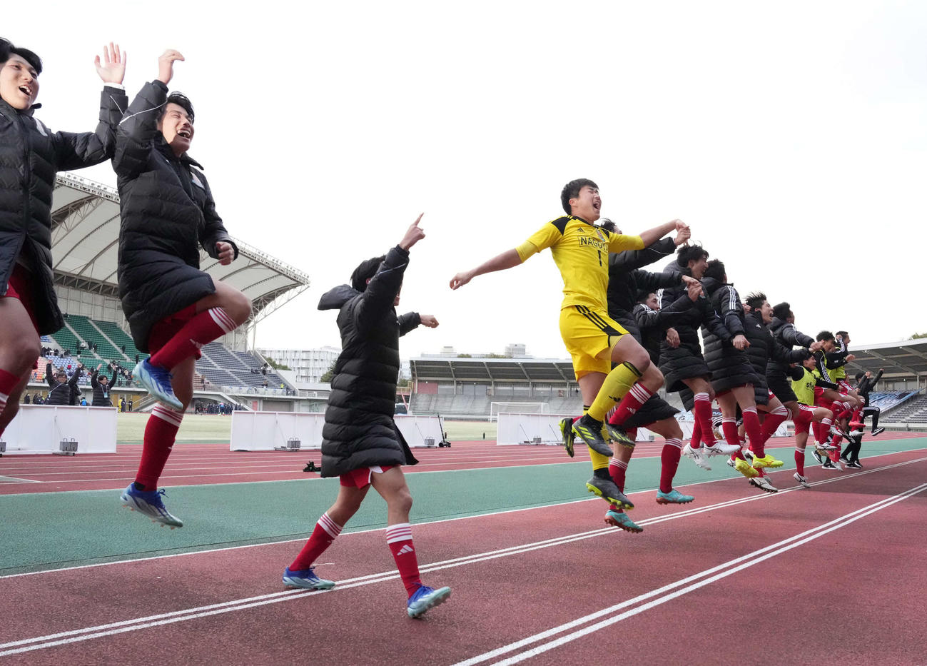 岡山学芸館対名古屋　PK戦を制し準々決勝進出を果たし歓喜に沸くGK小林（左から4人目）ら名古屋イレブン（撮影・小沢裕）