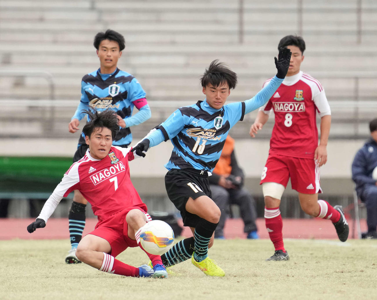 岡山学芸館対名古屋　前半、ボールを奪い合う名古屋・小川（左）と岡山学芸館・山河（撮影・小沢裕）