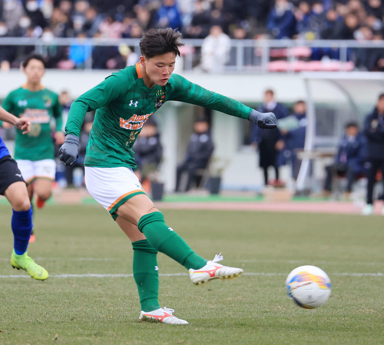 後半、オウンゴールを呼ぶシュートを放つ杉本