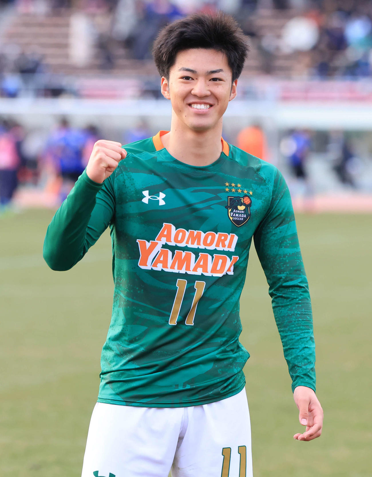 青森山田対広島国際学院　ハットトリックを決めた青森山田・米谷は笑顔でガッツポーズ（撮影・浅見桂子）