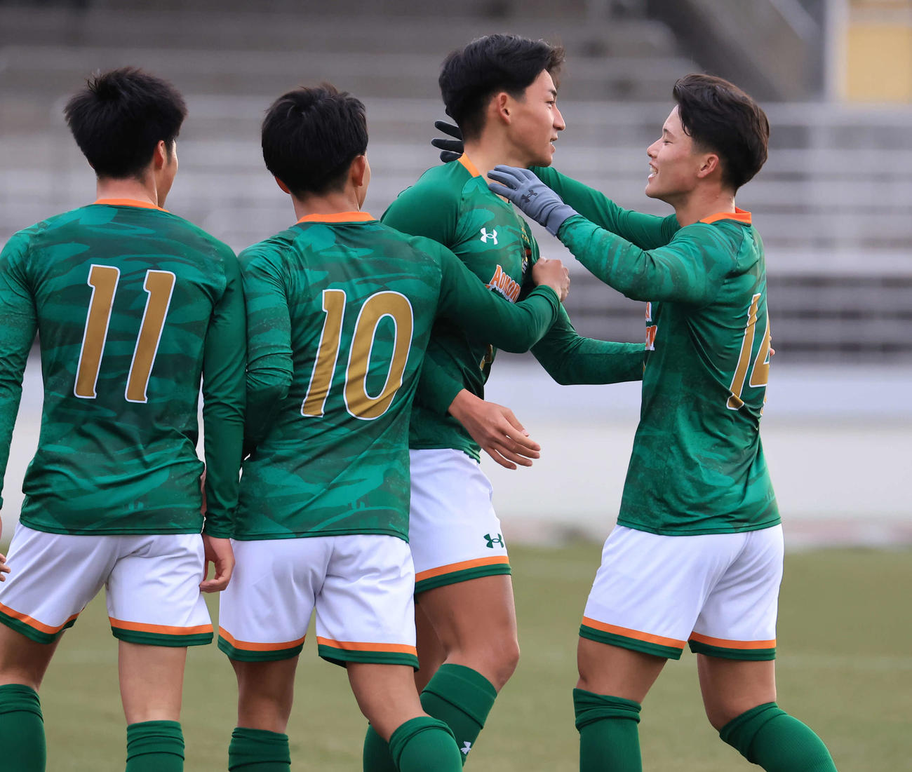 後半、チーム4点目のゴールを決め喜ぶ津島（右から2人目）