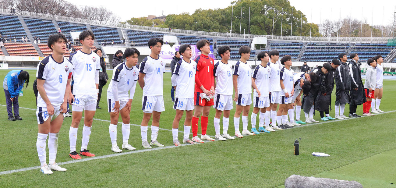 佐賀東対富山第一　1－5で敗れ客席にあいさつする富山第一の選手たち（撮影・野上伸悟）