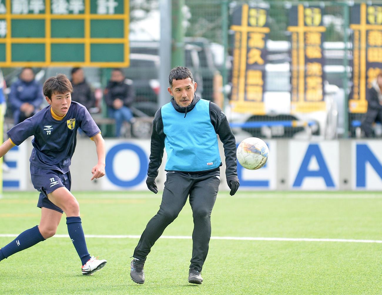 OBとして現役高校生との試合に出場する伊東（右）